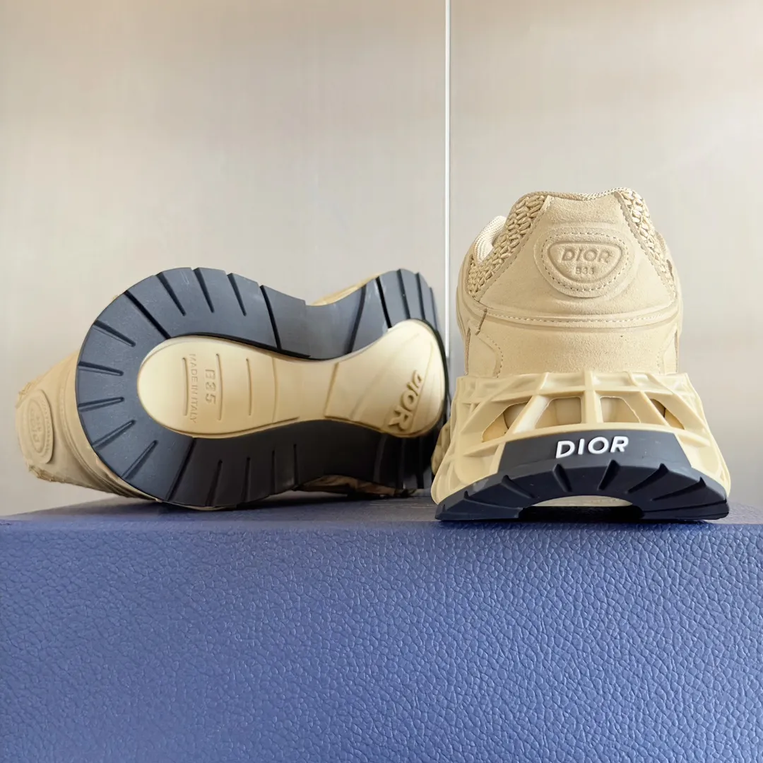 【DIOR】P:800💰 Men's 39-44. (Male 45.46 custom-made) Dior kawa Dior joint 2025ss casual sports shoes‼ ️ Reinterpret running shoes with dior’s haute couture style. b35 is made of fine-textured leather and mesh fabric materials. It can be worn in all seasons, is comfortable and breathable, and has many lines on the shoe body to outline details. It has a full retro three-dimensional feel and can create a casual look all year round!
